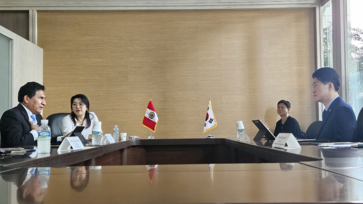 노용석 중소벤처기업부 차관이 27일 서울 종로구 정부서울청사에서 페루 생산부 차관을 만나 APEC 중소기업 장관회의 개최 및 중소기업 협력 방안에 대해 논의하고 있다. (사진=중소벤처기업부)