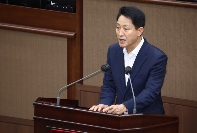 오세훈 서울시장이 지난 27일 서울 중구 서울시의회에서 열린 제322회 시의회 임시회 개회식에서 신임 간부를 소개하고 있다. 연합뉴스