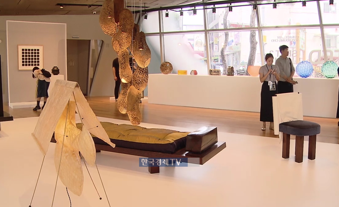 서울 DDP 이관수문전시장 1층과 지하 1층에서 놓여진 다양한 콜렉터블 디자인 작품들. 