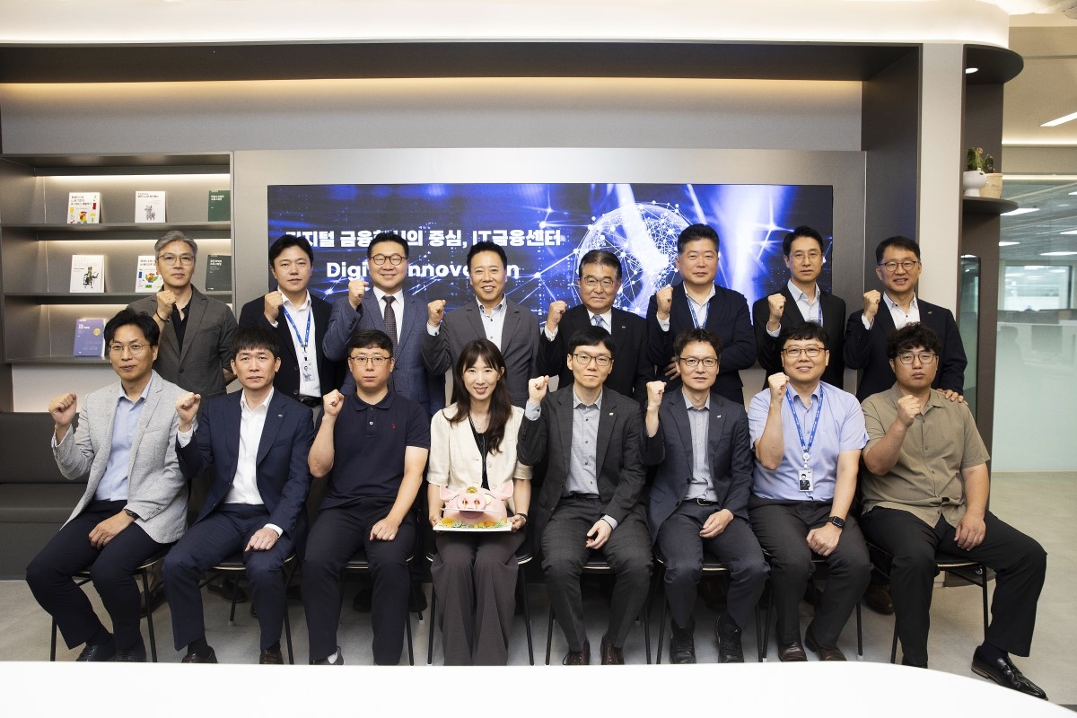 SBI저축은행 임직원이 새롭게 이전한 IT금융센터에서 새로운 도약을 다짐하고 있다. (사진 뒷 줄 좌측 네 번째 김문석 대표이사) 사진=SBI저축은행