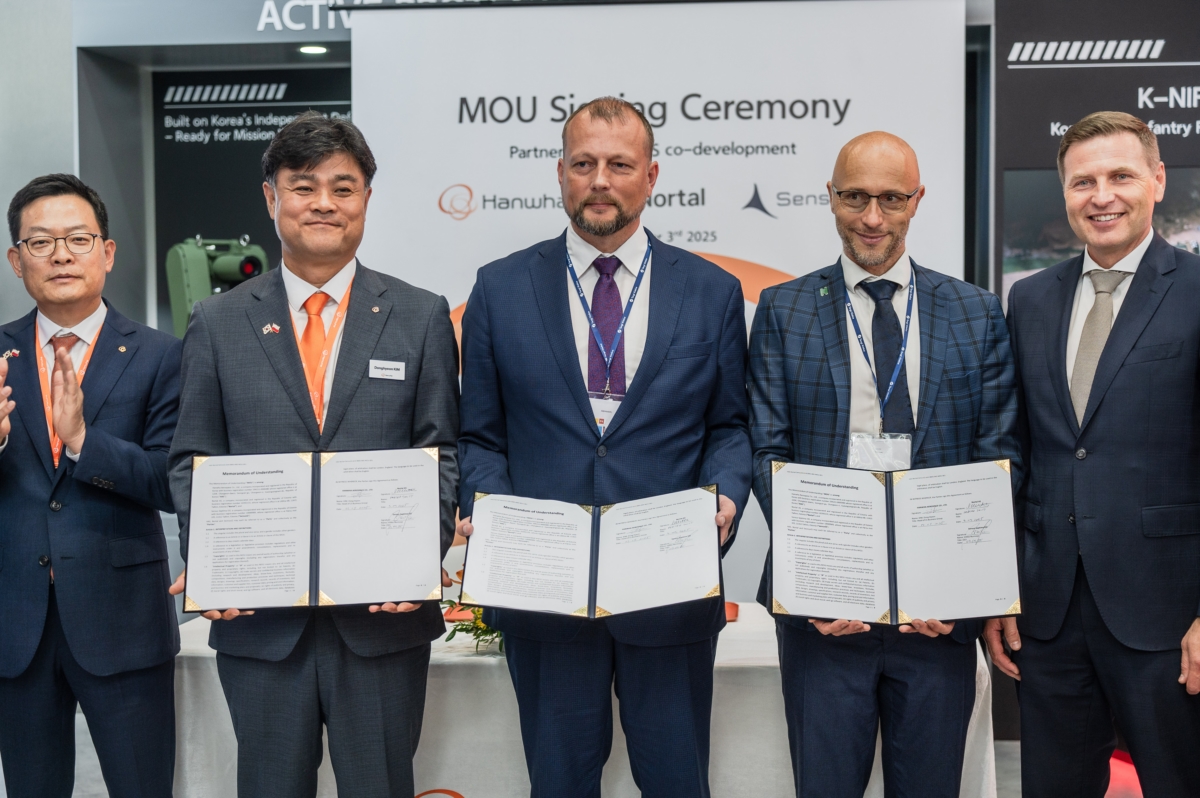 (왼쪽부터) 손재일 한화에어로스페이스 대표, 김동현 한화에어로스페이스 LS사업부장, 빌리코 누르모아 센서스큐 공동 창업자, 피터 스미트 노르탈 방산사업 총괄, 한노 페브쿠르 에스토니아 국방장관이 보병 전투 장갑차 전장 관리 시스템 공동 개발을 위한 양해각서를 체결하고 기념 촬영하는 모습 (한화에어로스페이스 제공)