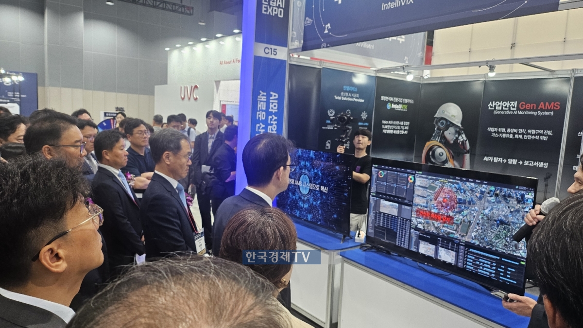 문신학 산업통상자원부 제1차관이 제1회 산업AI EXPO 인텔리빅스 부스에 방문해 ‘산업안전 Gen AMS’ 설명을 듣고 있다.