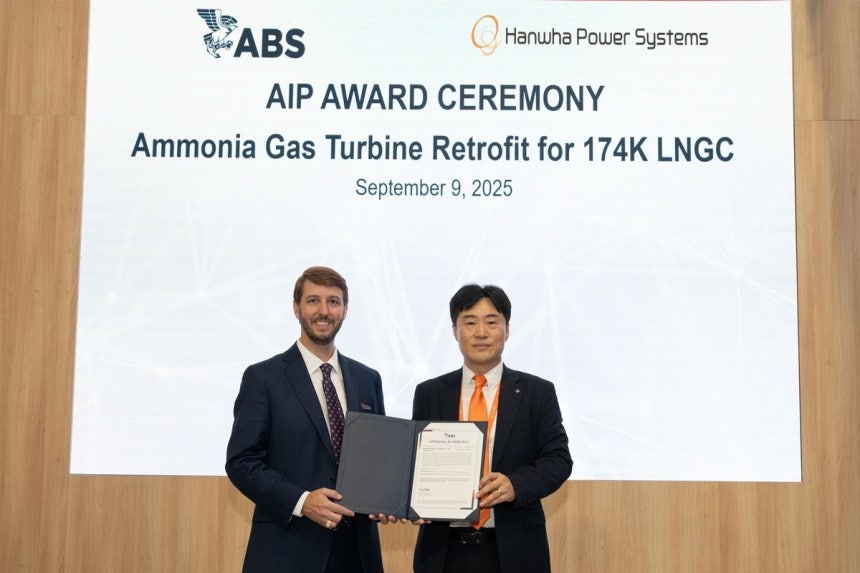 이탈리아 밀라노 가스텍 2025 현장에서 조슈아 디빈 미국선급협회(ABS) 글로벌해양사업개발 부사장과 김형석 한화파워시스템 선박솔루션사업부장이 기본 승인 인증을 기념하며 사진 촬영을 하는 모습 (한화파워시스템 제공)