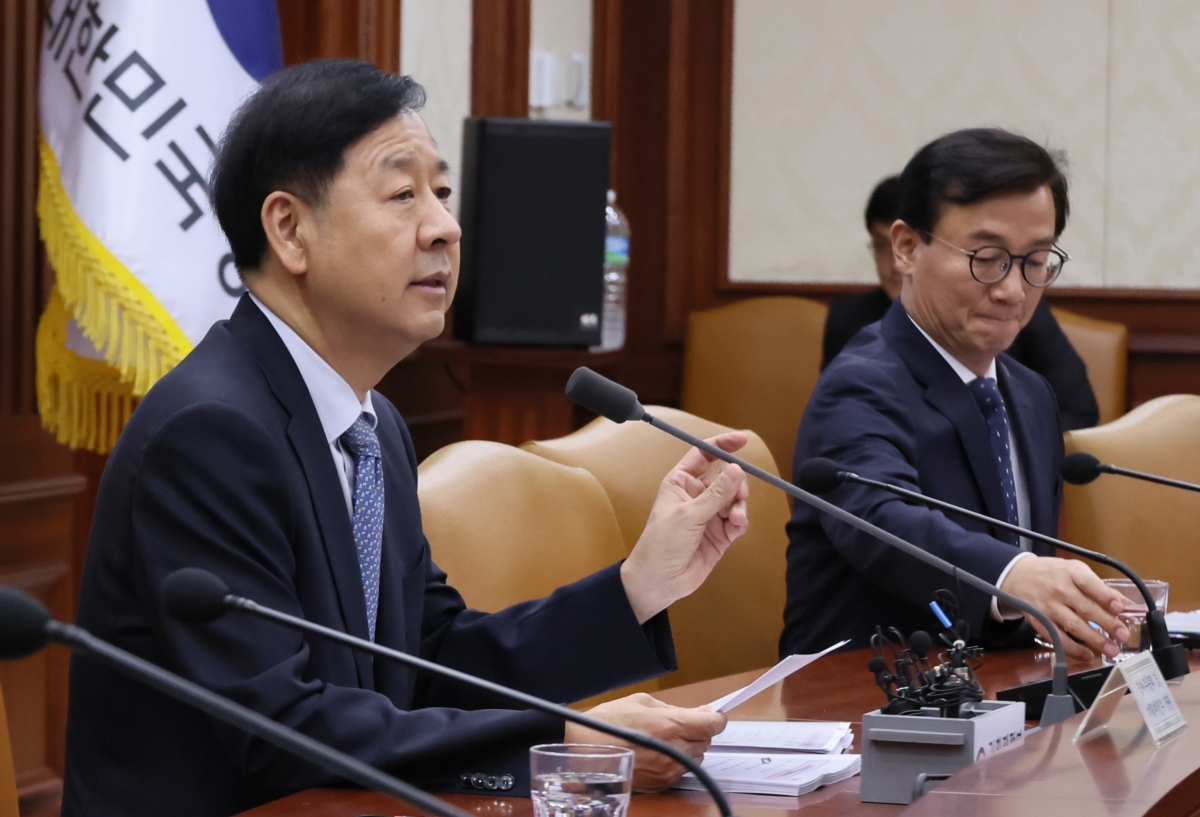 구윤철 경제부총리 겸 기획재정부 장관이 15일 서울 종로구 정부서울청사에서 열린 경제관계장관회의에서 모두발언을 하고 있다.