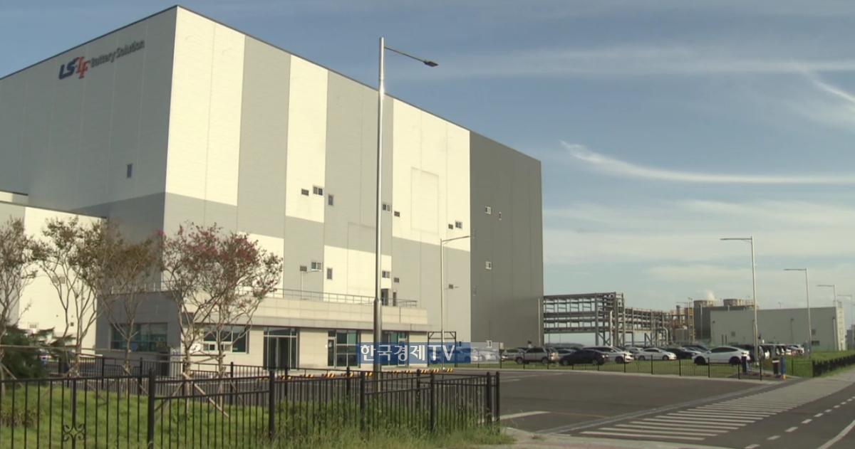 새만금 5공구 내 LS엘앤에프배터리솔루션 전구체 공장 모습. 이달 말 준공 예정이지만, 내년 4월 양산을 앞두고 폐수처리 시설 문제로 어려움을 겪고 있다.