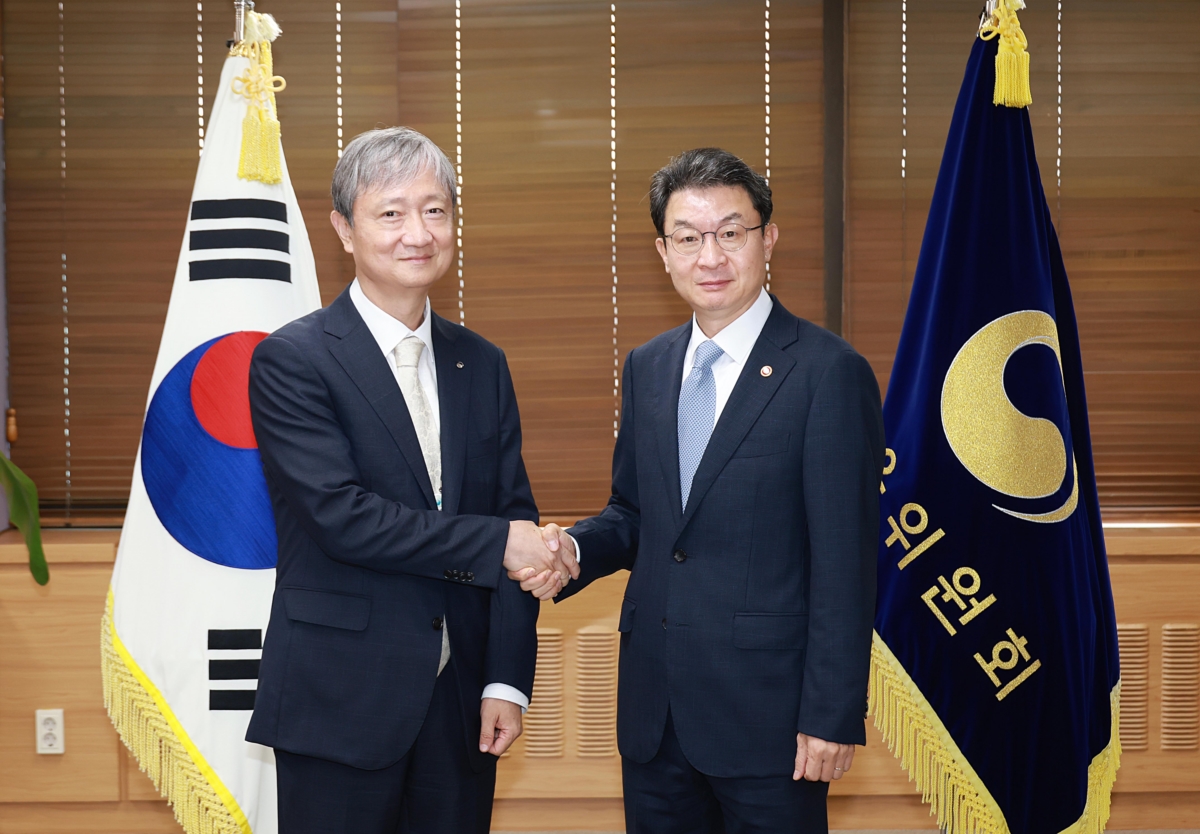 이억원(오른쪽) 금융위원장과 이찬진 금융감독원장이 16일 정부서울청사에서 만나 대화 전 기념촬영을 하고 있다. 사진=금융위원회