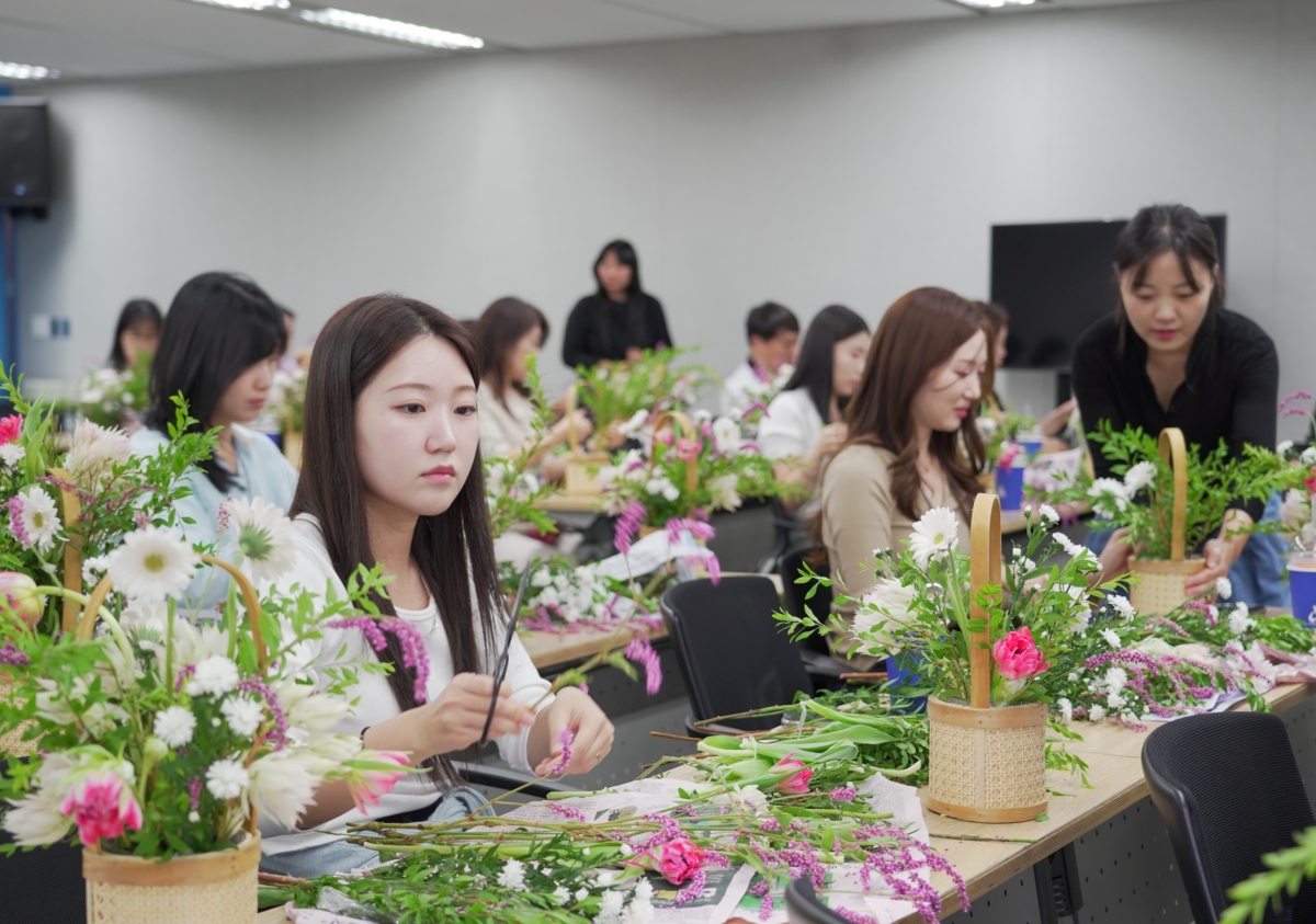22일 서울 종로구 흥국생명 본사 사옥에서 흥국생명 임직원들이 미혼모가정에게 선물할 꽃바구니를 제작하고 있다. 사진=흥국생명