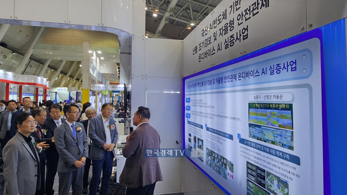 최은수 인텔리빅스 대표이사(오른쪽)가 부스를 찾은 김명주 경남도 경제부지사(왼쪽에서 두번째)와 관계자들에게 전시 솔루션을 설명하고 있다(제공=인텔리빅스).