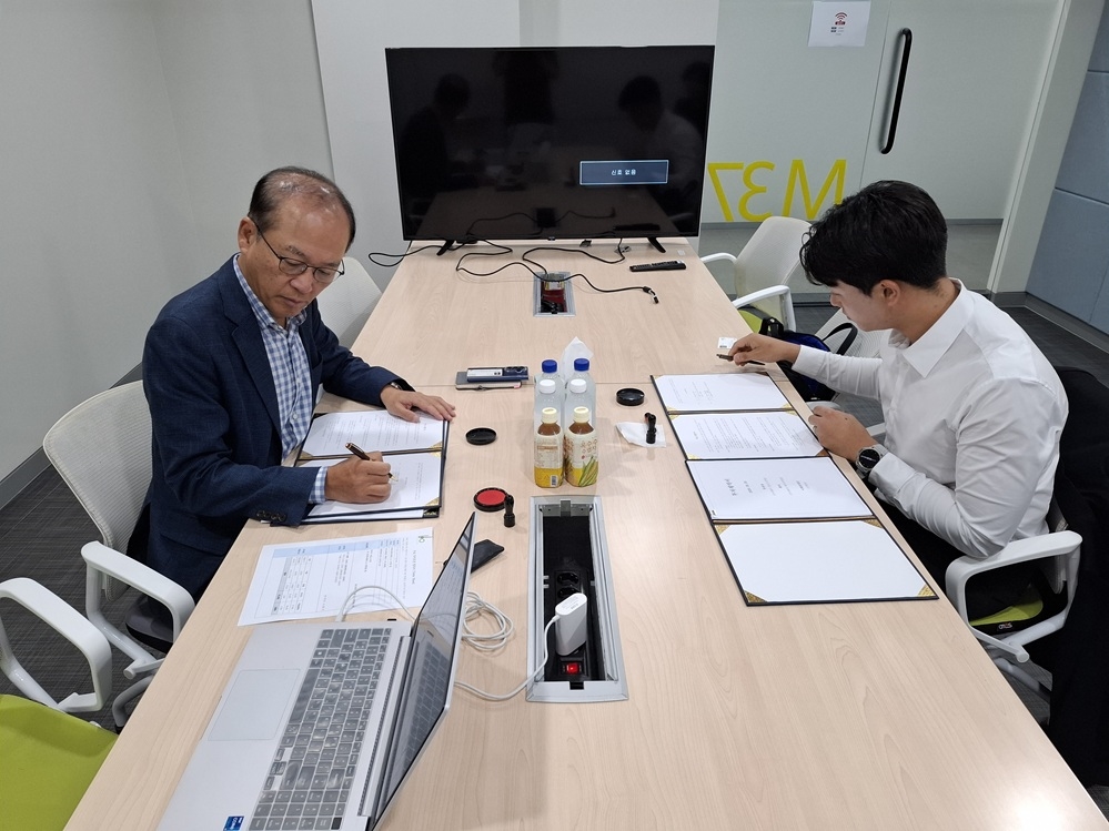 ㈜와이지지알과 킹고스프링이 투자계약 체결을 위해 서명하고 있다.