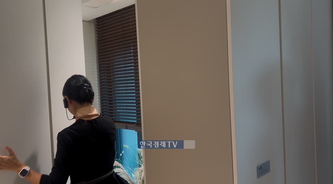 수납장을 손으로 밀자 분리돼 있던 공간이 합쳐지고 있다.