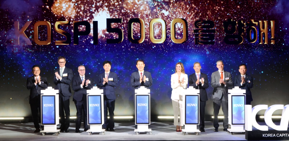 29일 웨스틴조선호텔 서울에서 개최된 '한국 자본시장 컨퍼런스(KCMC) 2025'에서 주요 참석 인사들이 오프닝 세레모니 후 기념촬영을 하고있다. (사진:한국거래소)