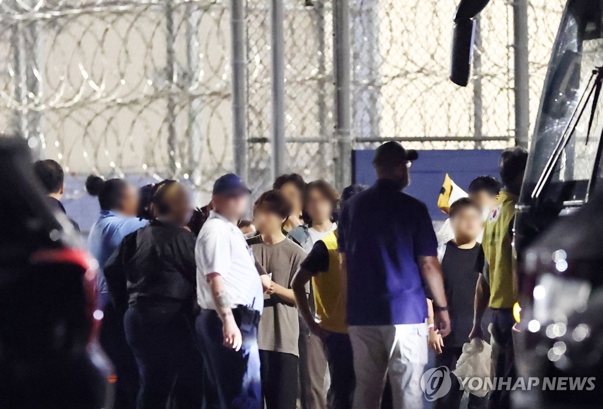 이민단속으로 체포됐던 현대차-LG엔솔 배터리공장 건설 현장 직원들이 애틀랜타 공항으로 향하기 위해 9월11일(현지시간) 미국 조지아주 포크스턴의 이민세관단속국(ICE) 구금시설을 나서고 있다.