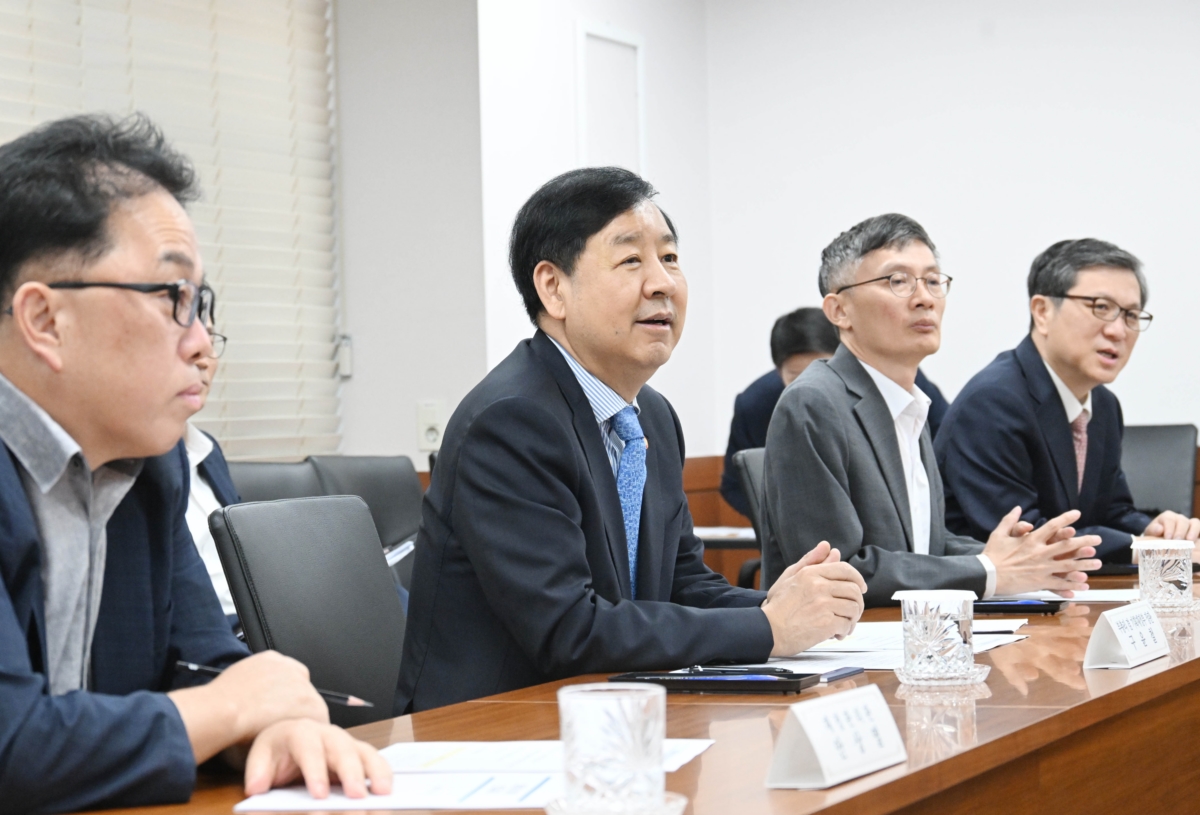 구윤철(오른쪽에서 두번째) 부총리 겸 기획재정부 장관이 10일 서울 종로구 정부서울청사에서 열린 외청장(국세청,관세청,조달청) 회의를 주재하고 있다.