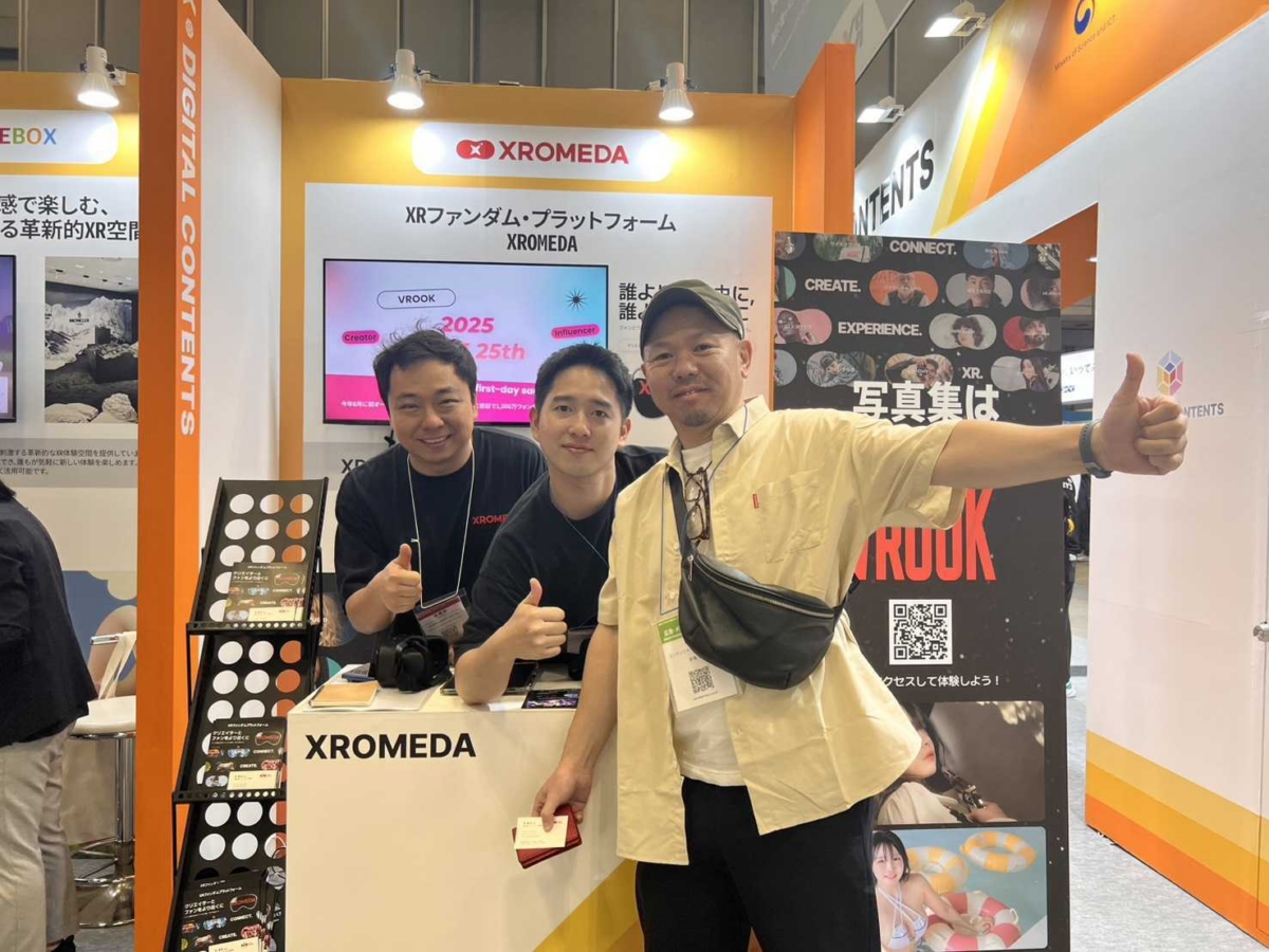 XR & Metaverse Expo Tokyo 현장에서 관람객들이 올림플래닛의 디지털 화보 솔루션 '브이룩(VROOK)'을 체험하고 있다. (사진=올림플래닛 제공)